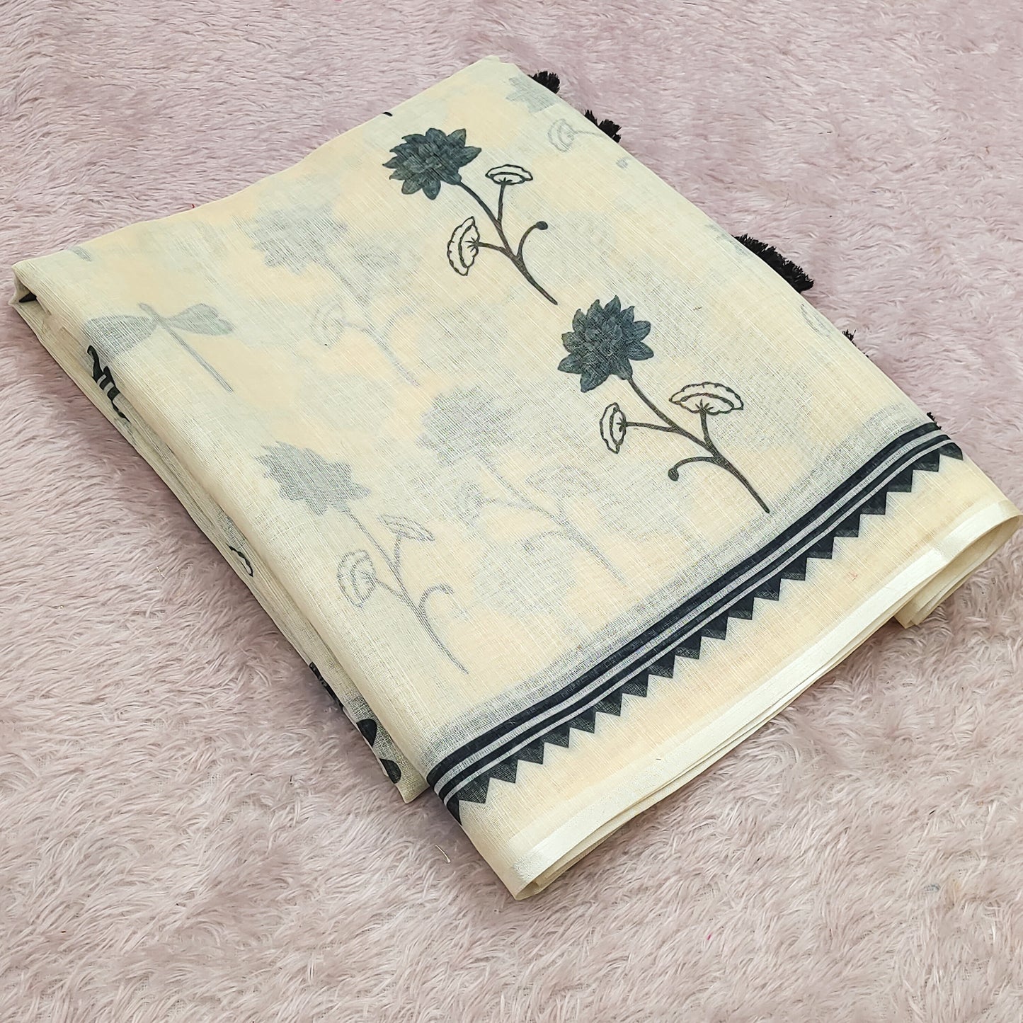 Sophisticated Off-White Linen Saree with Dragonfly Motifs & Geometric Lattice Pallu