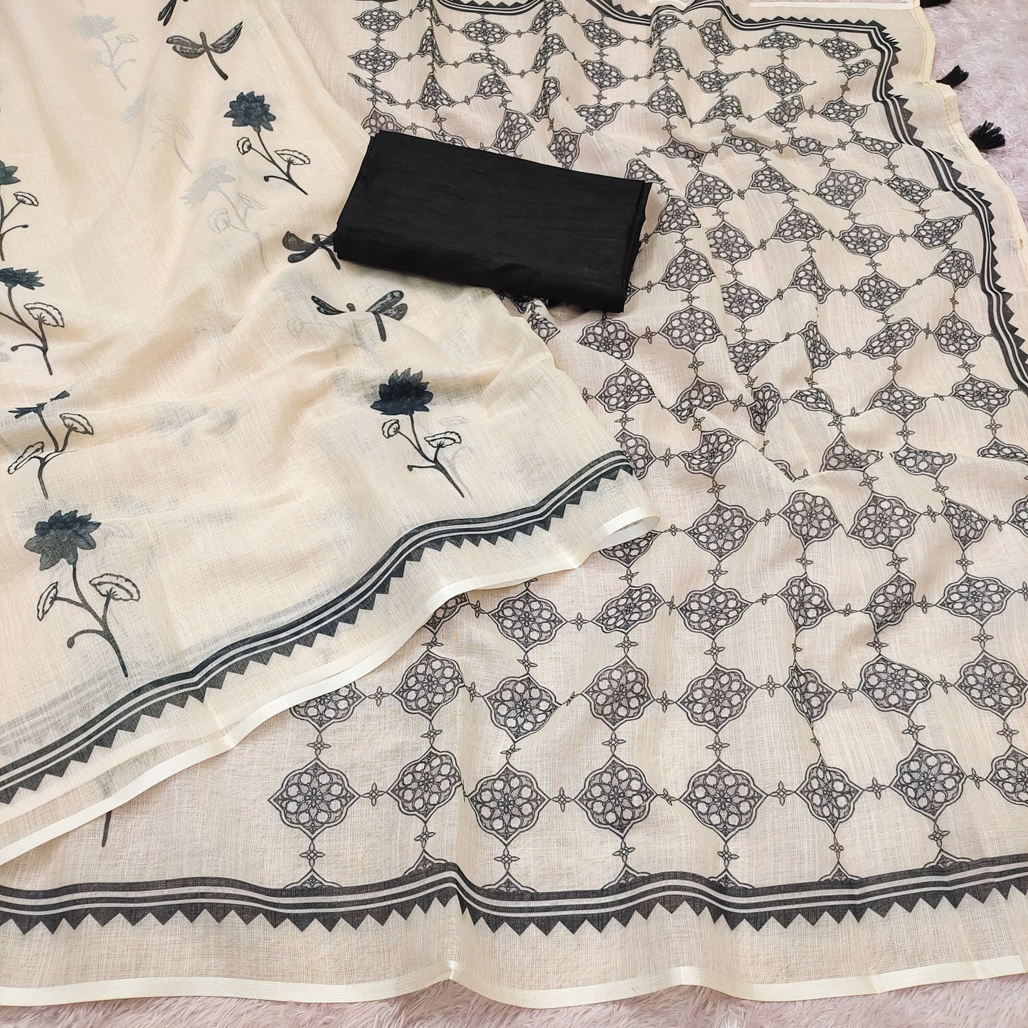 Sophisticated Off-White Linen Saree with Dragonfly Motifs & Geometric Lattice Pallu