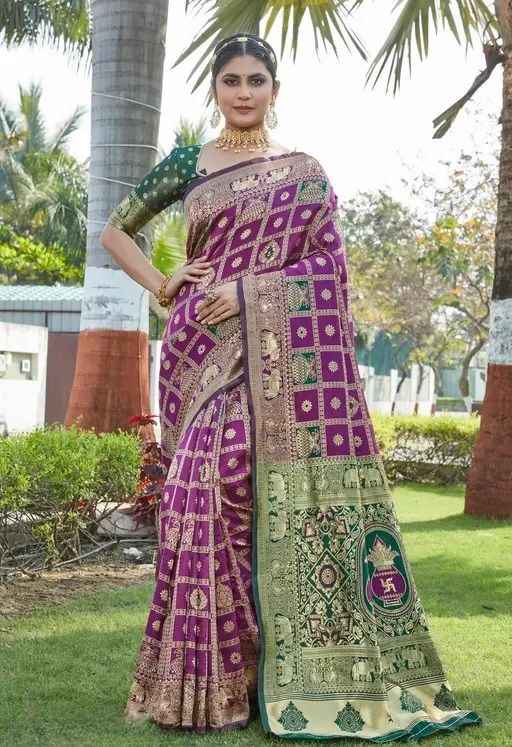 Enamoring Purple Soft Silk Saree With Surreptitious Blouse Piece