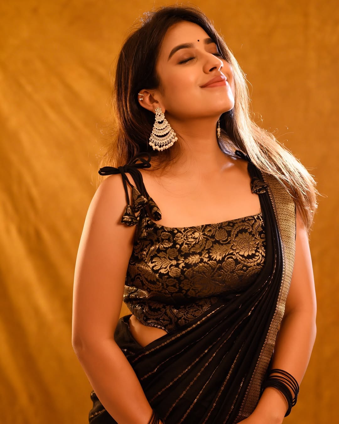 Sensational Black Soft Silk Saree With Precious Blouse Piece