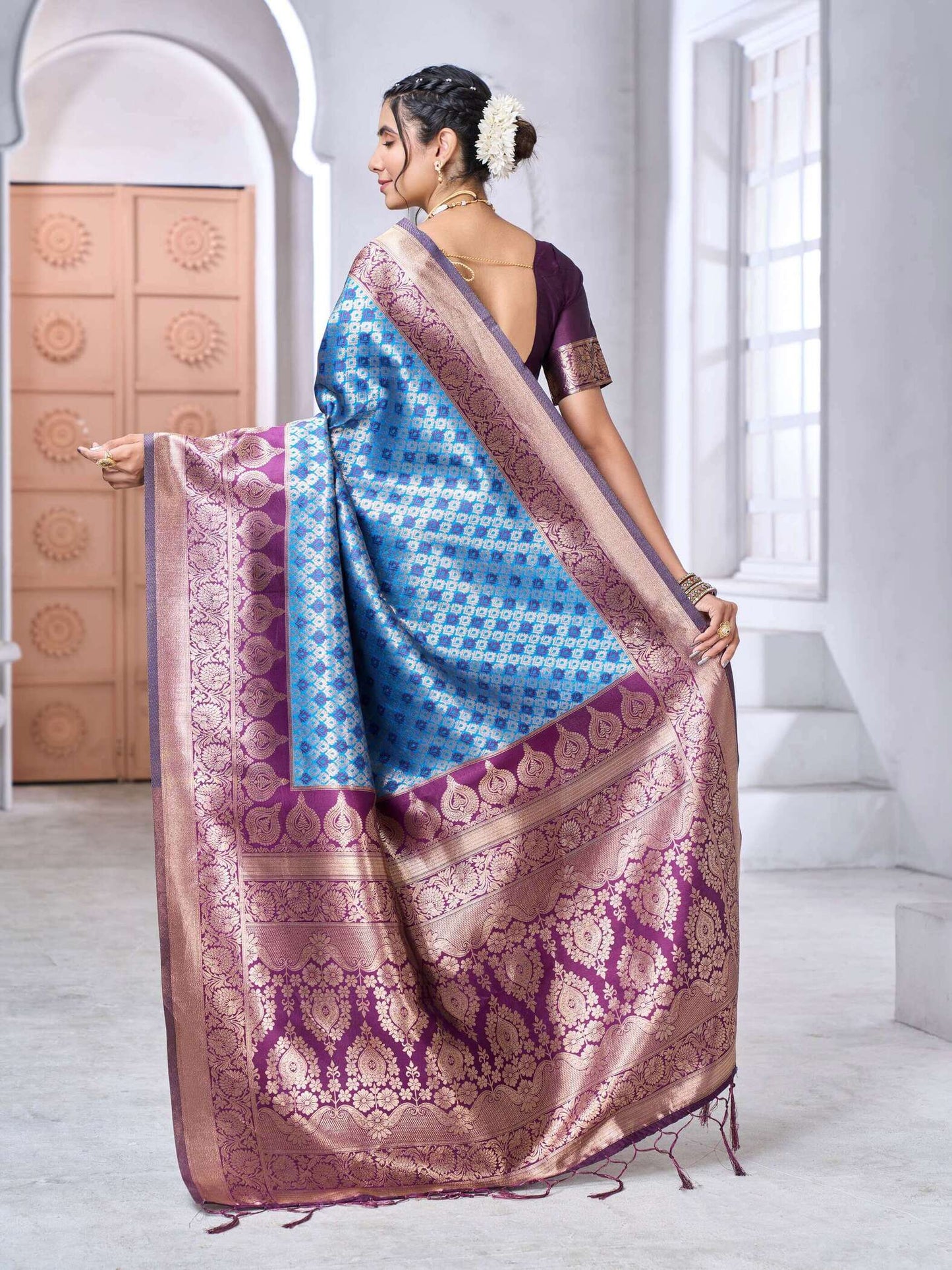 Flameboyant Firozi Soft Silk Saree With Pretty Blouse Piece