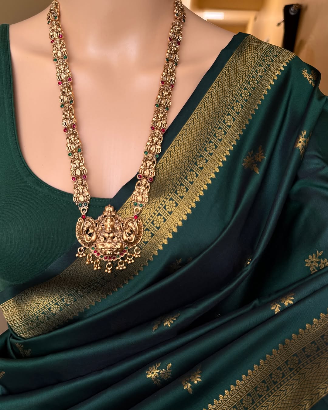 Excellent Dark Green Soft Banarasi Silk Saree With Rhapsodic Blouse Piece