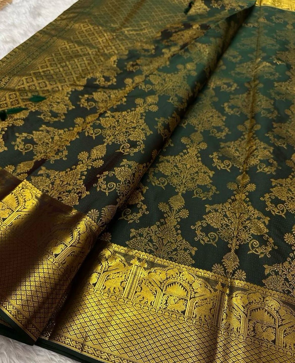 Devastating Dark Green Soft Banarasi Silk Saree With Exemplary Blouse Piece