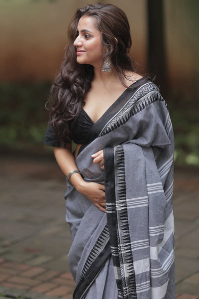 Prominent Grey Cotton Silk Saree With Enamoring Blouse Piece