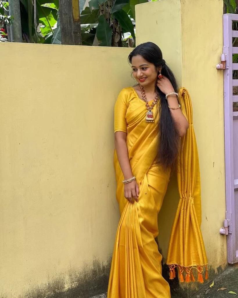 Exceptional Yellow Kanjivaram Silk Saree With Smart Blouse Piece