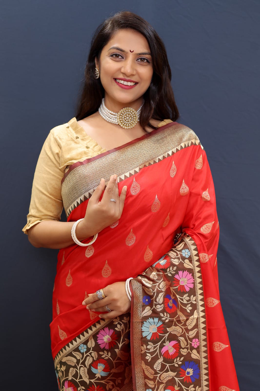 Mesmeric Red Paithani Silk Saree With Quixotic Blouse Piece