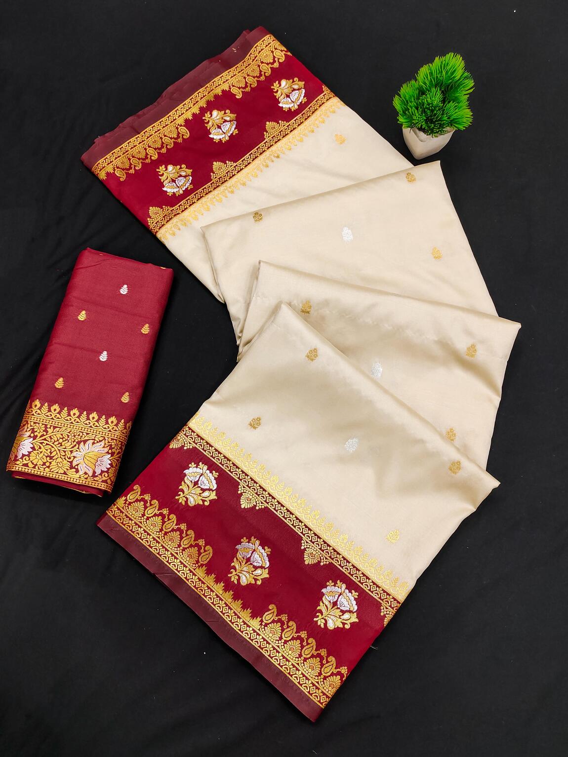 Trendy Off White Soft Banarasi Silk Saree With Scrumptious Blouse Piece