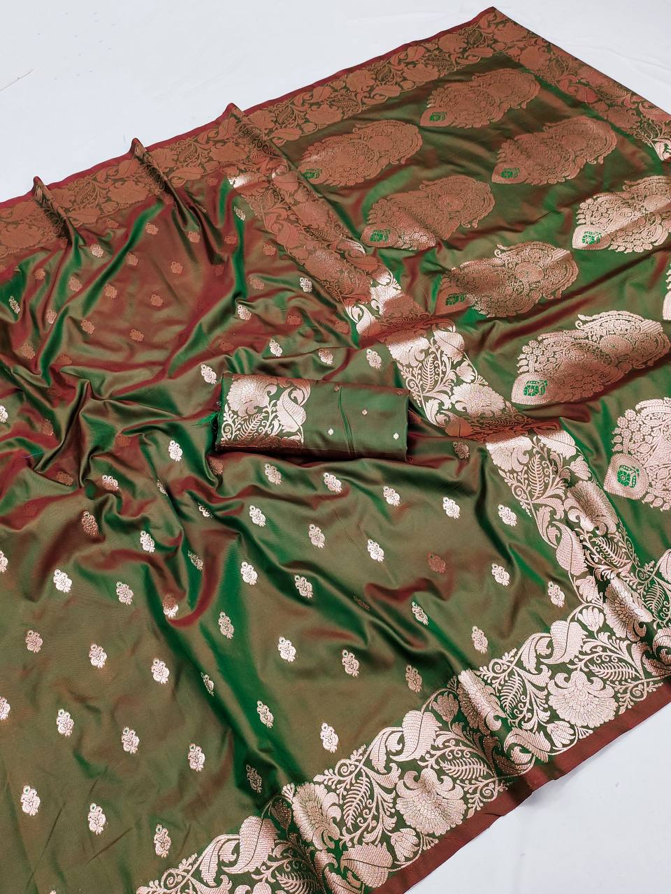 Comely Green Soft Banarasi Silk Saree With Staring Blouse Piece