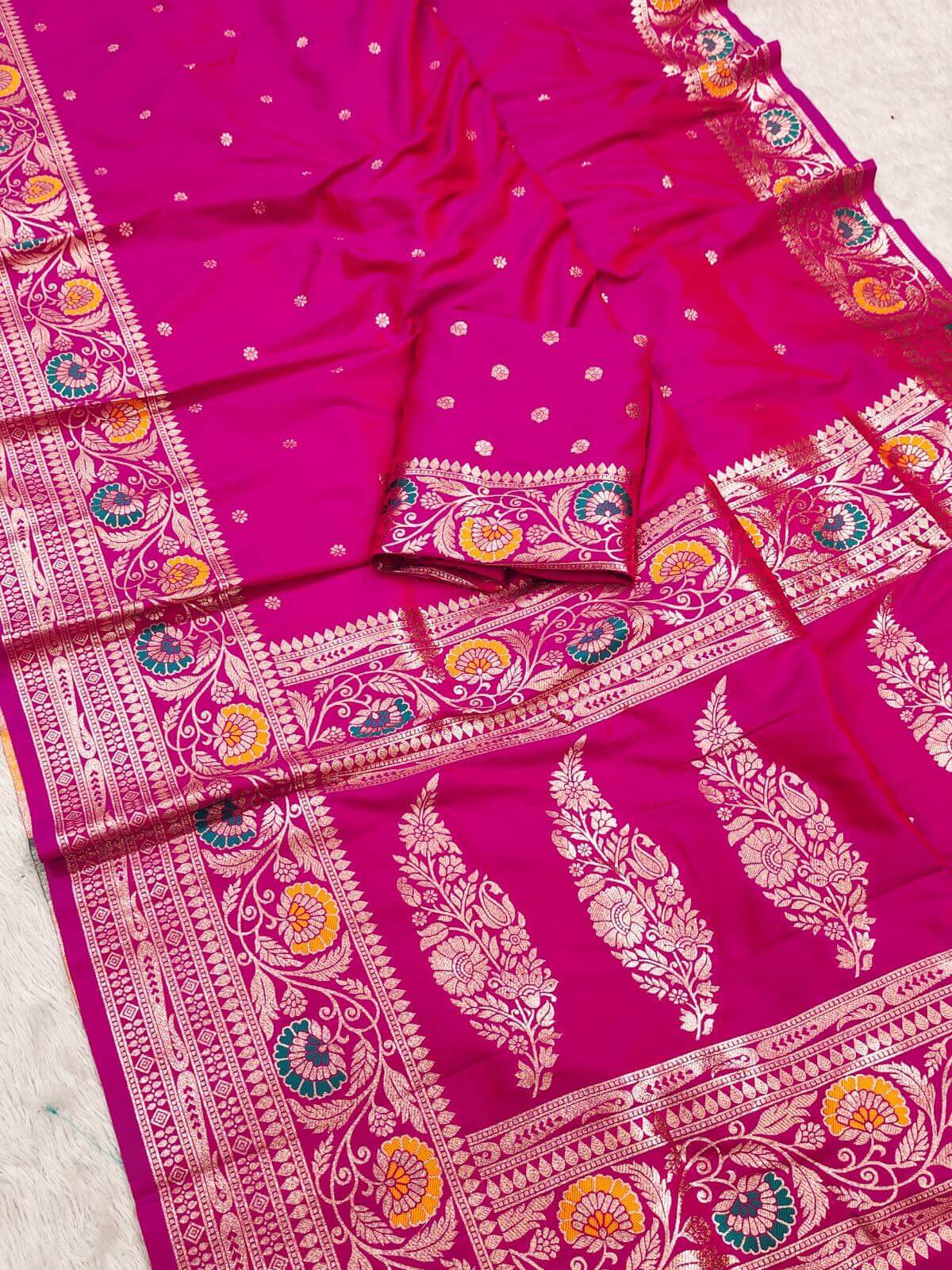 Exceptional Dark Pink Soft Banarasi Silk Saree With Enticing Blouse Piece