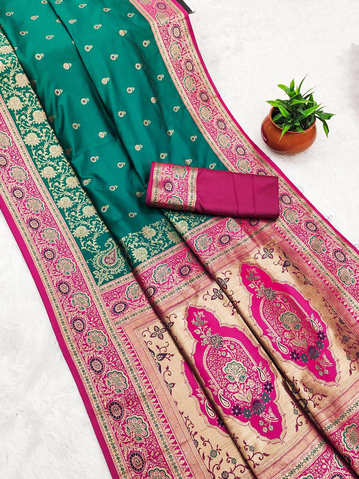 Mesmeric Sea Green Soft Banarasi Silk Saree With Arresting Blouse Piece