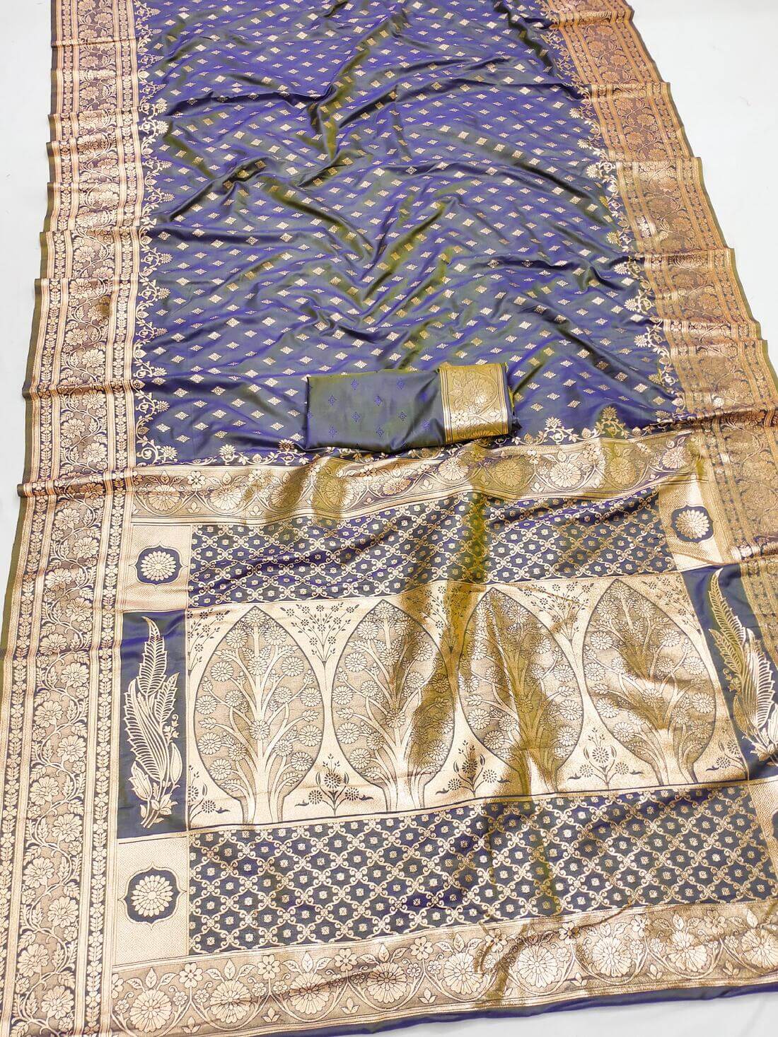 Gratifying Lavender Soft Banarasi Silk Saree With Desuetude Blouse Piece