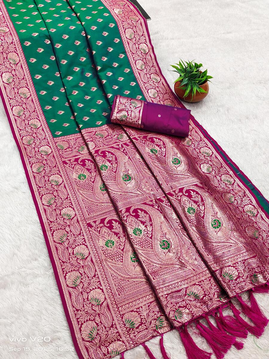 Profuse Green Soft Banarasi Silk Saree With Fancifull Blouse Piece