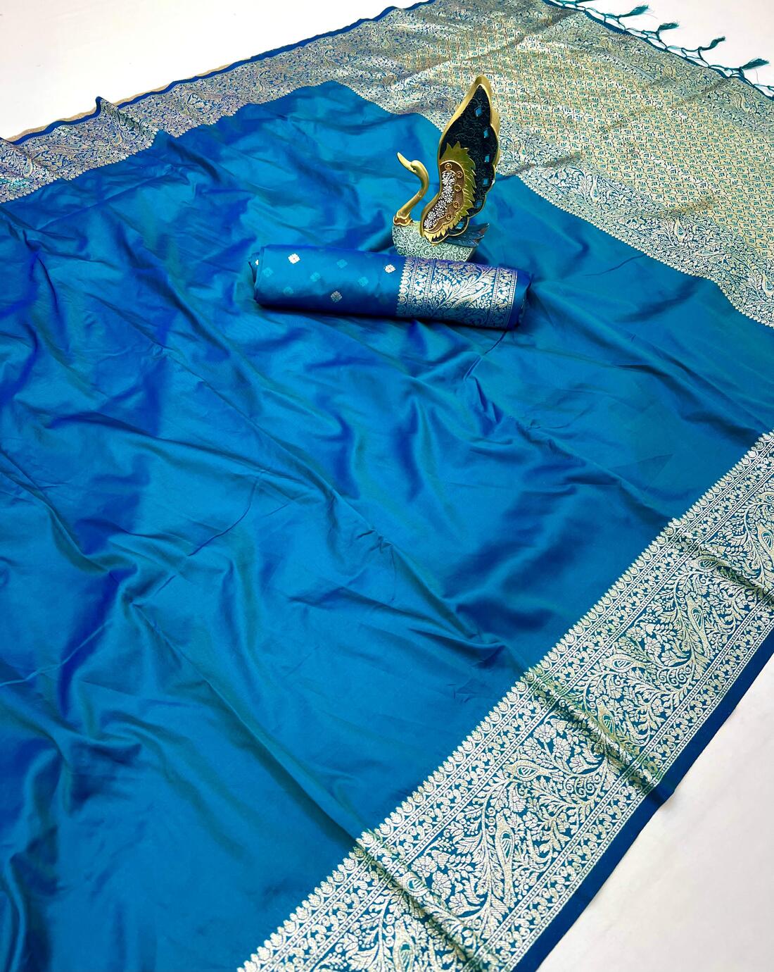 Opulent Firozi Soft Banarasi Silk Saree With Tantalizing Blouse Piece