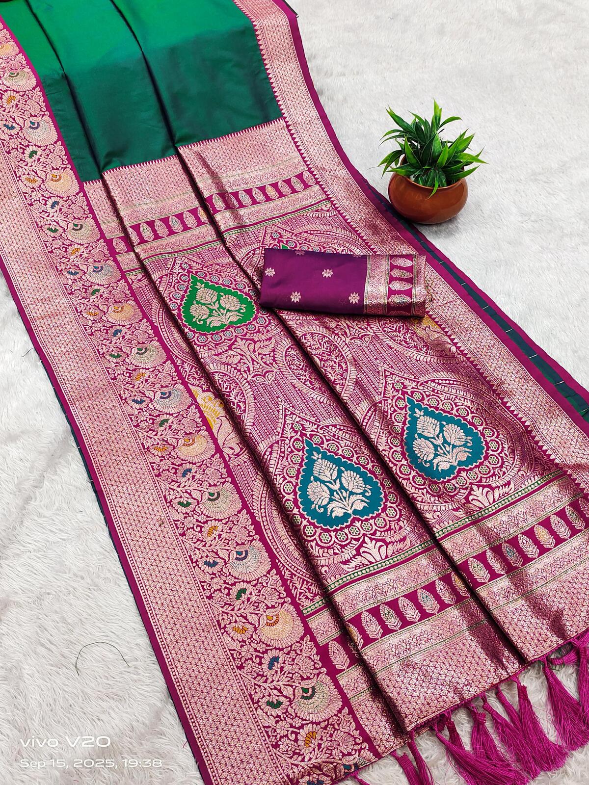 Proficient Green Soft Banarasi Silk Saree With Fancifull Blouse Piece