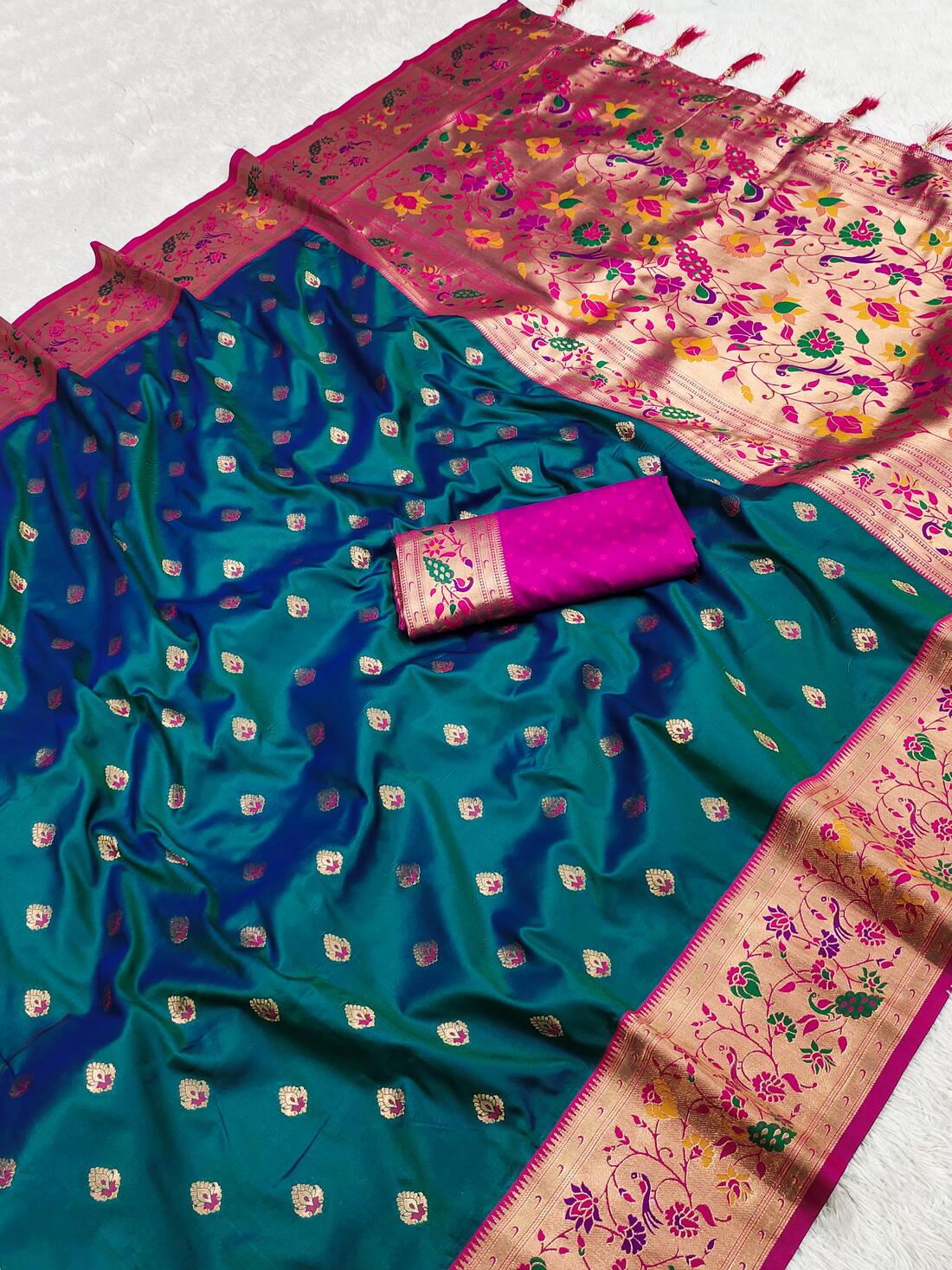 Engrossing Rama Paithani Silk Saree With Snazzy Blouse Piece