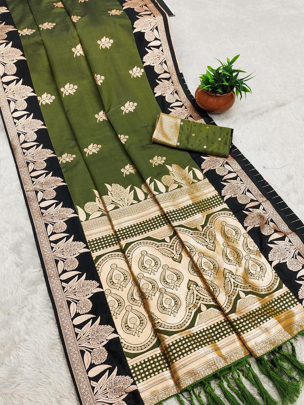 Entrancing Green Soft Banarasi Silk Saree With Super extravagant Blouse Piece