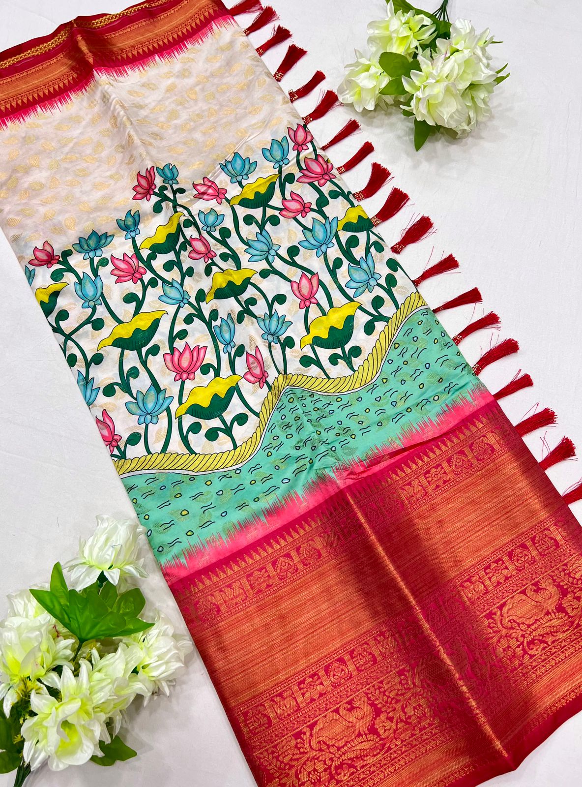 Scintillating Beige Kalamkari Printed Saree With Flameboyant Blouse Piece