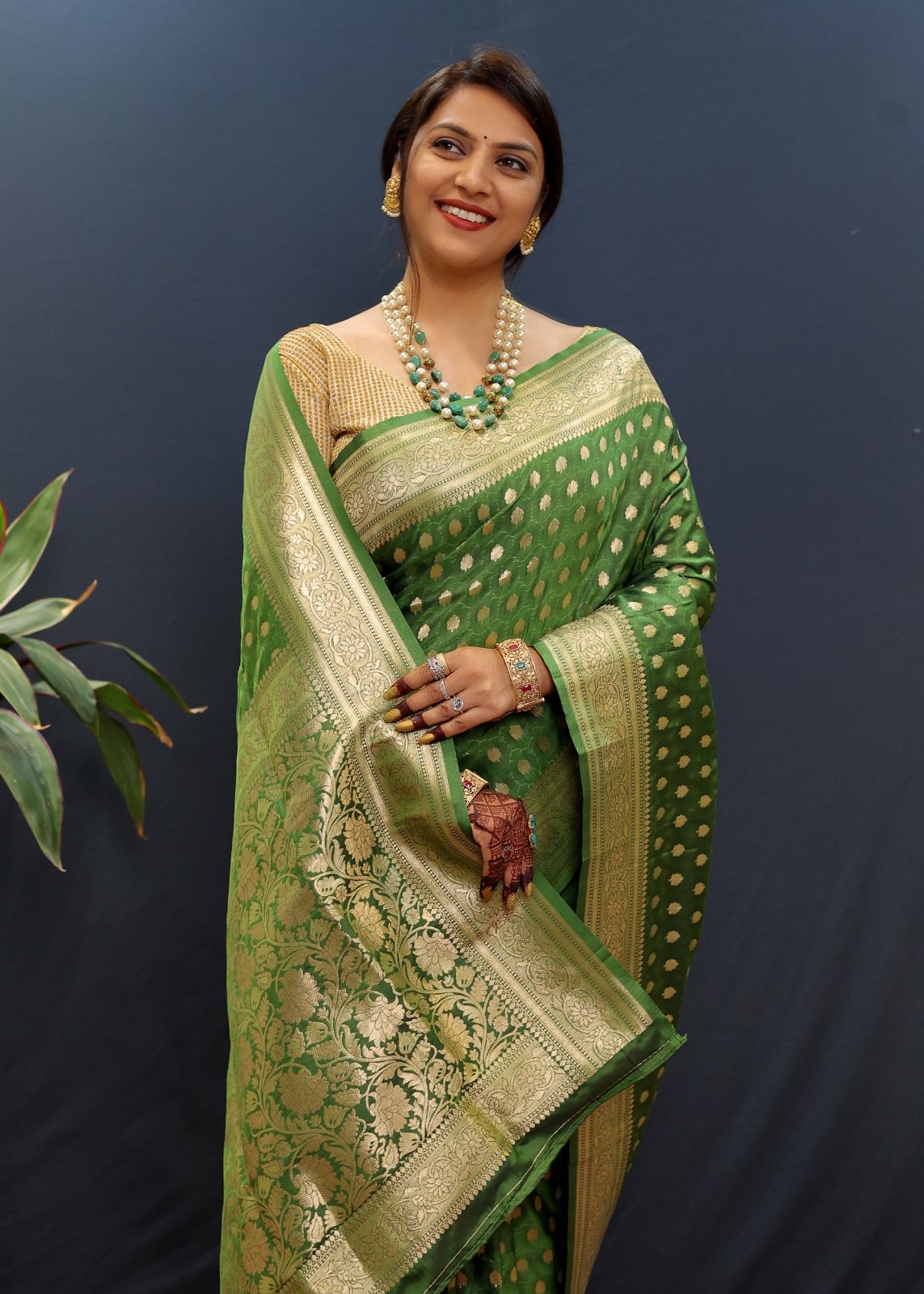 Woebegone Green Soft Banarasi Silk Saree With Confounding Blouse Piece