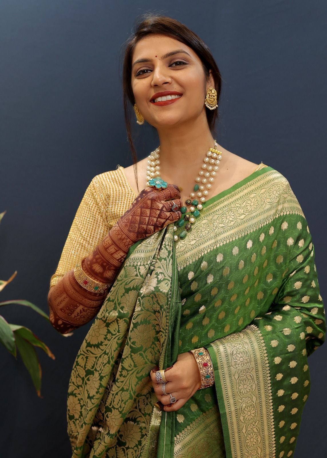 Woebegone Green Soft Banarasi Silk Saree With Confounding Blouse Piece