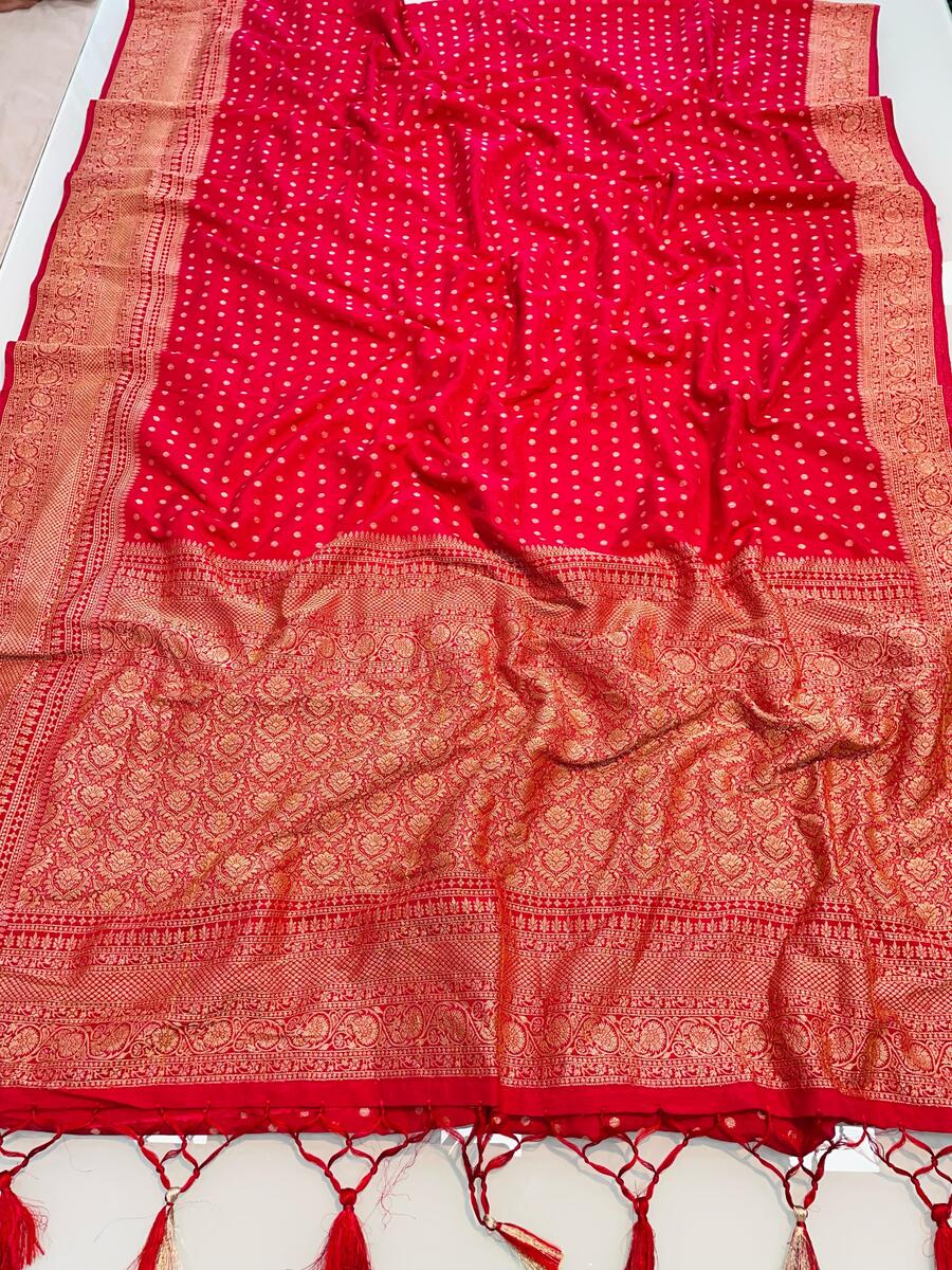 Dissemble Red Soft Banarasi Silk Saree With Exquisite Blouse Piece