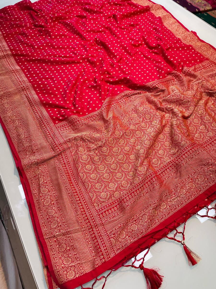 Dissemble Red Soft Banarasi Silk Saree With Exquisite Blouse Piece
