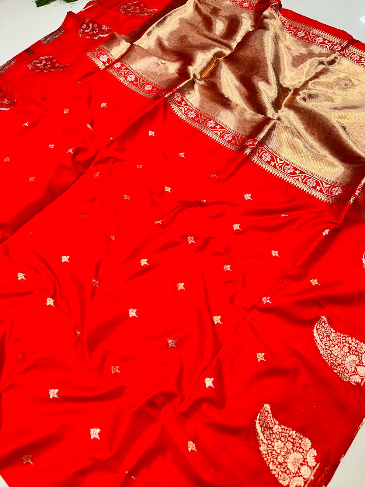 Gleaming Red Soft Banarasi Silk Saree With Mesmerising Blouse Piece