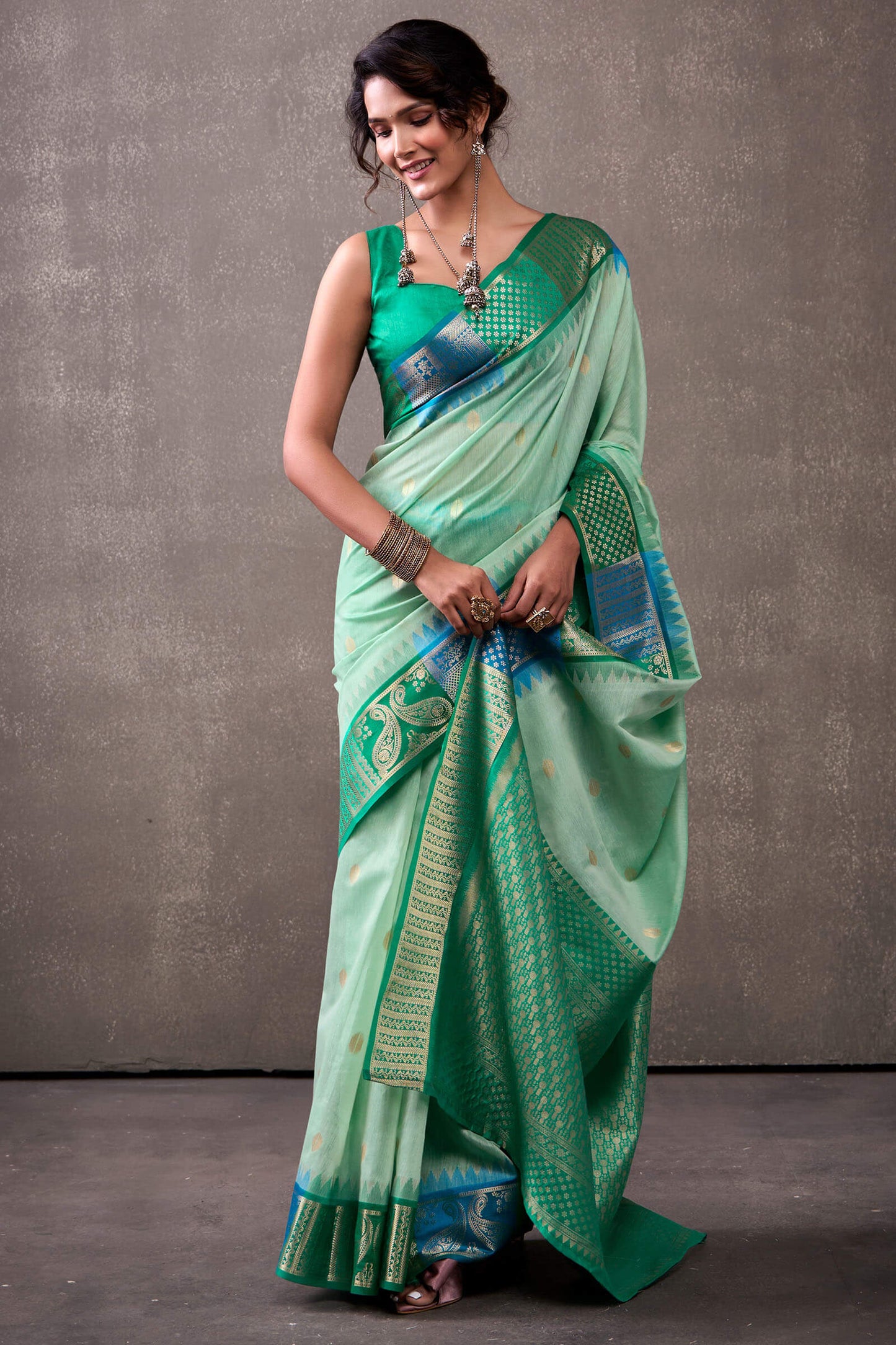 Inspiring Turquoise Cotton Silk Saree With Radiant Blouse Piece