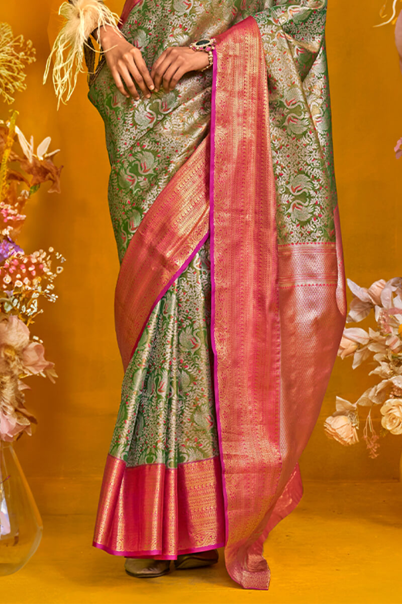 Gratifying Dark Green Kanjivaram Silk Saree With Vibrant Blouse Piece
