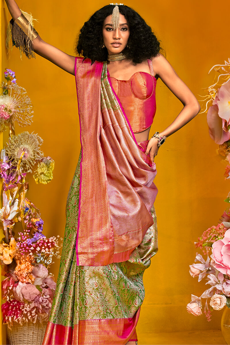 Gratifying Dark Green Kanjivaram Silk Saree With Vibrant Blouse Piece