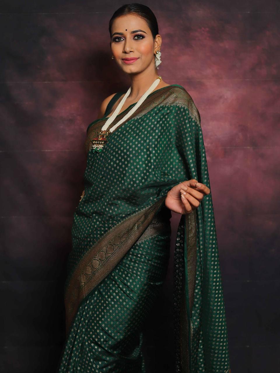 Radiant Dark Green Soft Silk Saree With Exquisite Blouse Piece
