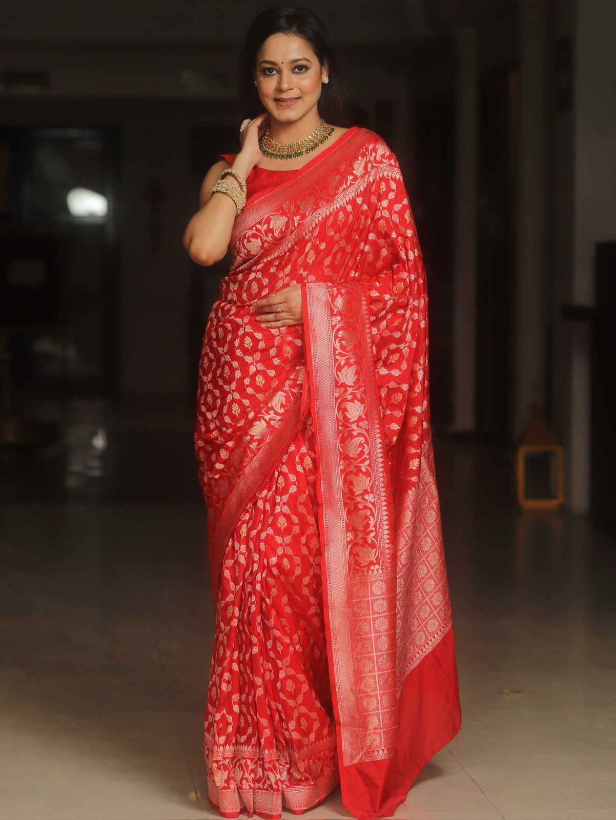 Mesmeric Red Soft Silk Saree With Blooming Blouse Piece