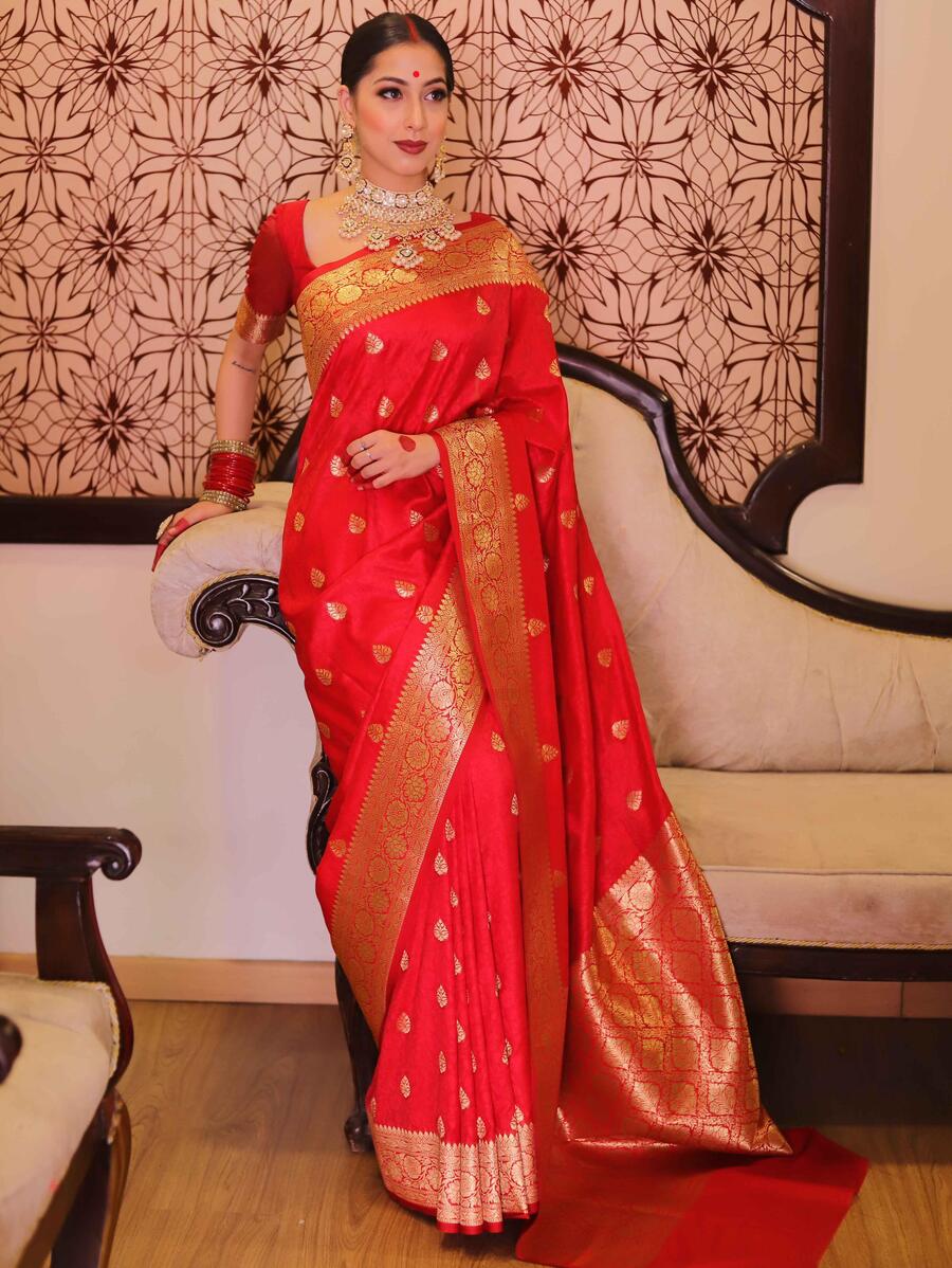 Eloquence Red Soft Silk Saree With Marvellous Blouse Piece