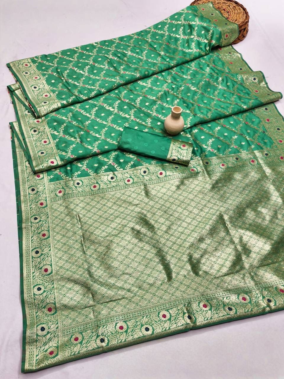 Exquisite Green Soft Banarasi Silk Saree With Surpassing Blouse Piece