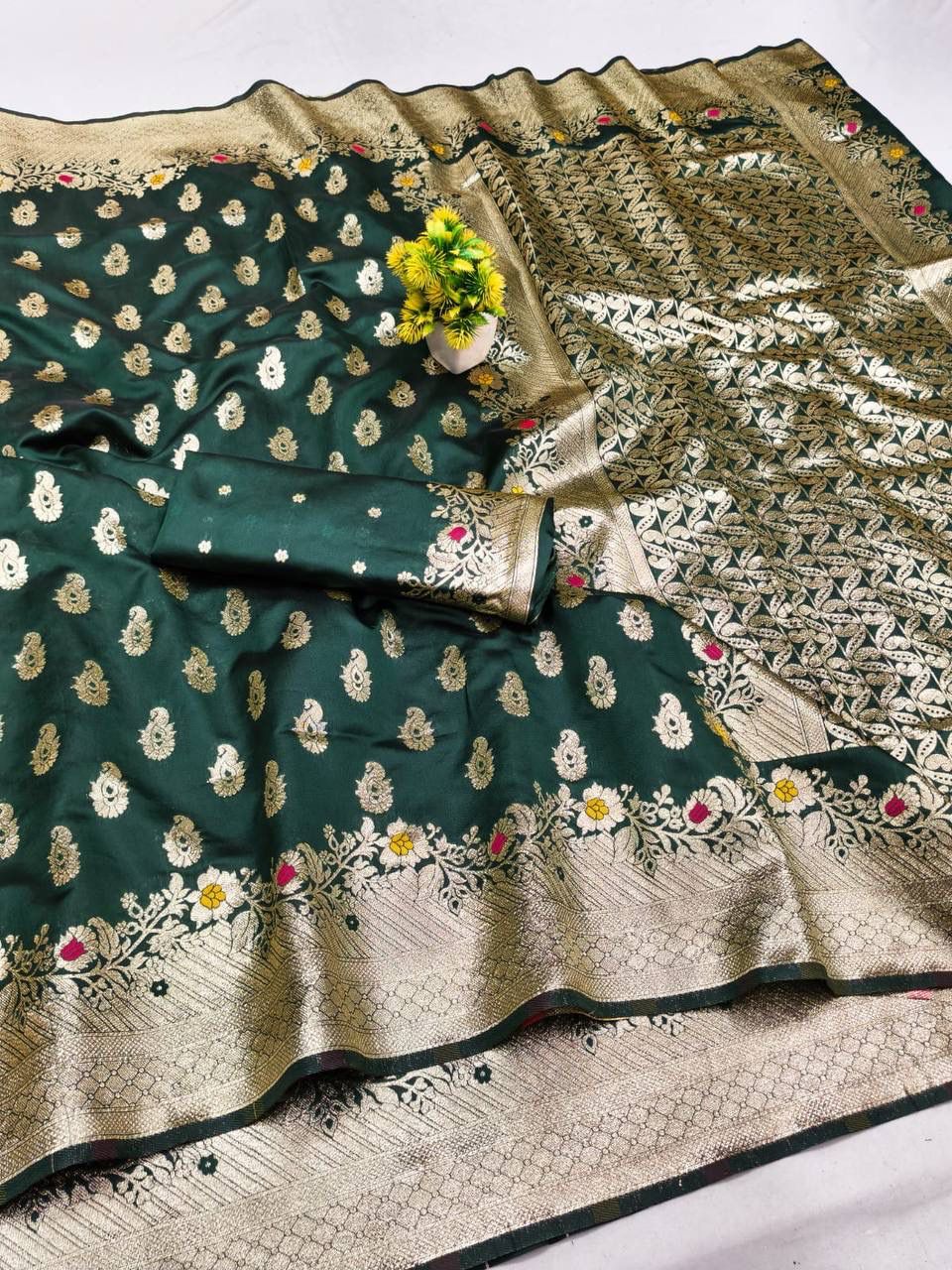 Redolent Dark Green Soft Banarasi Silk Saree With Majestic Blouse Piece