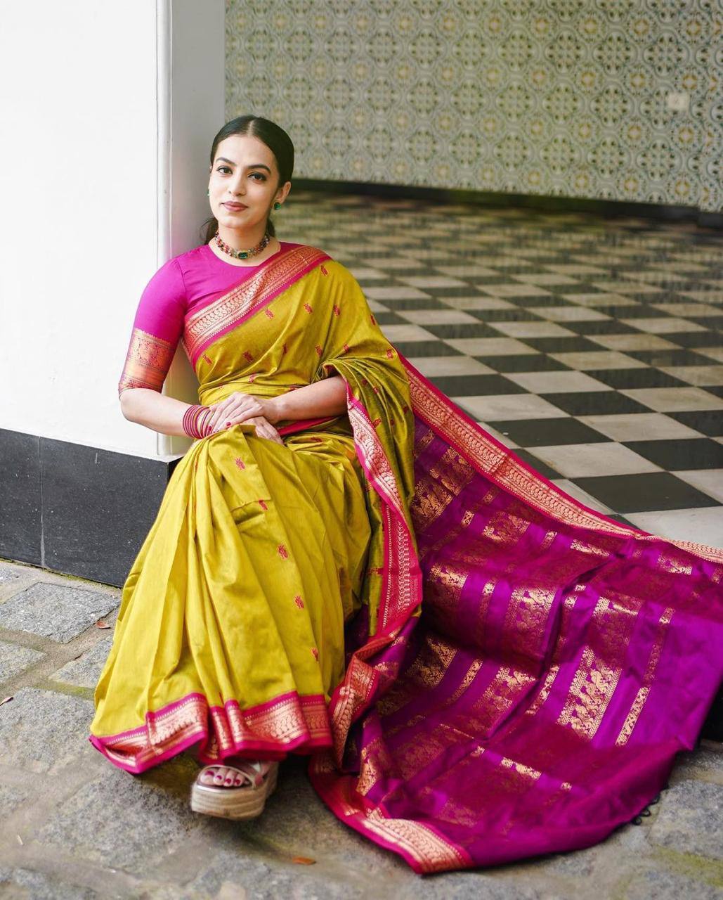 Royal Olive Green Silk Saree with Pink Contrast Zari Pallu | Premium Wedding & Festive Wear