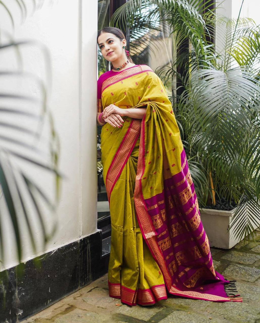Royal Olive Green Silk Saree with Pink Contrast Zari Pallu | Premium Wedding & Festive Wear