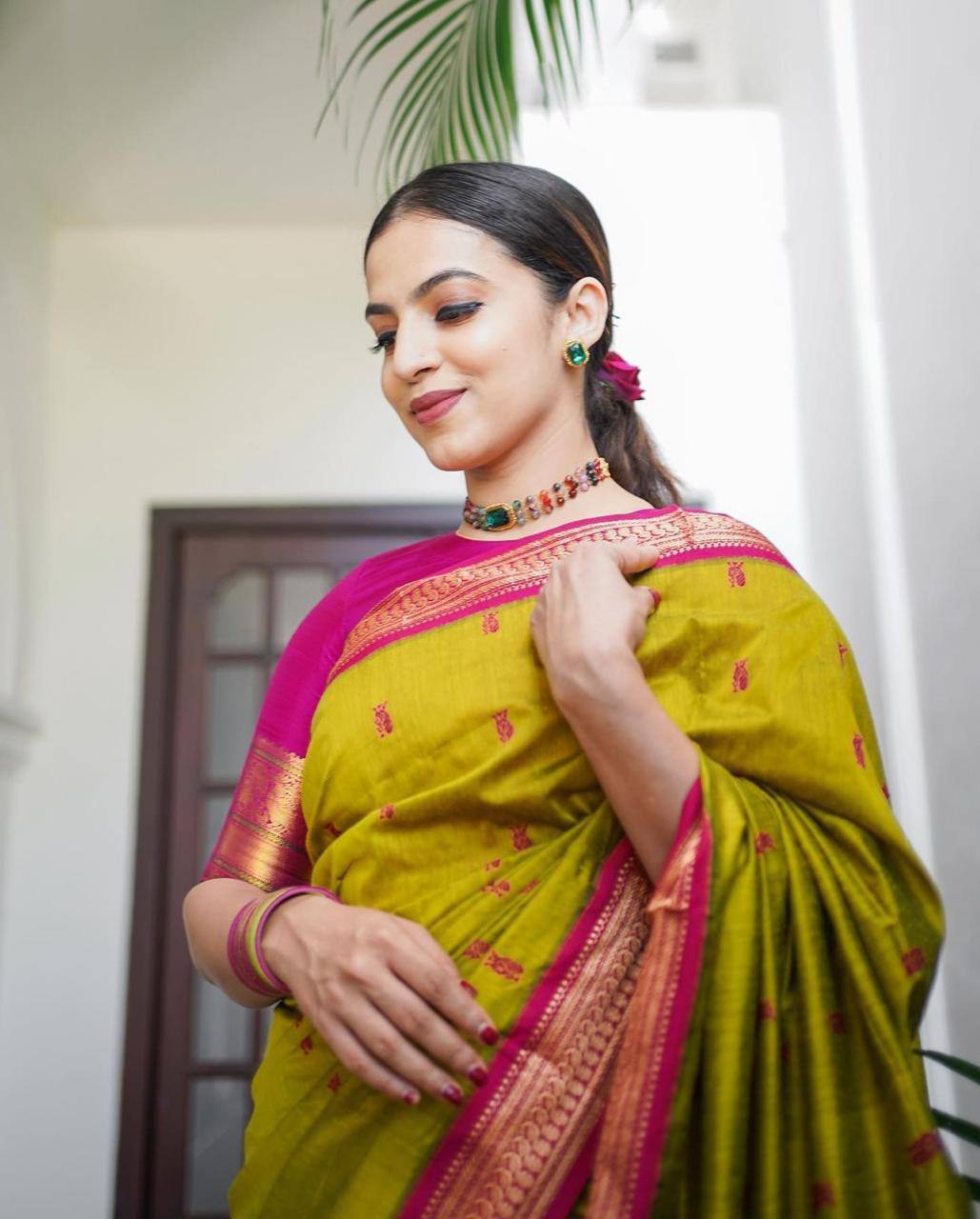 Royal Olive Green Silk Saree with Pink Contrast Zari Pallu | Premium Wedding & Festive Wear