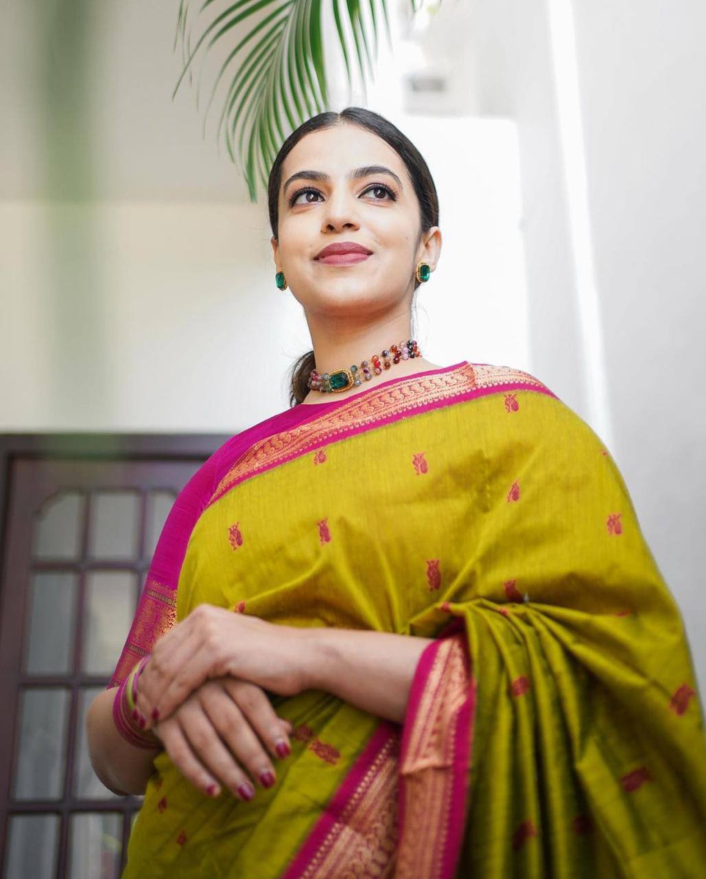 Royal Olive Green Silk Saree with Pink Contrast Zari Pallu | Premium Wedding & Festive Wear
