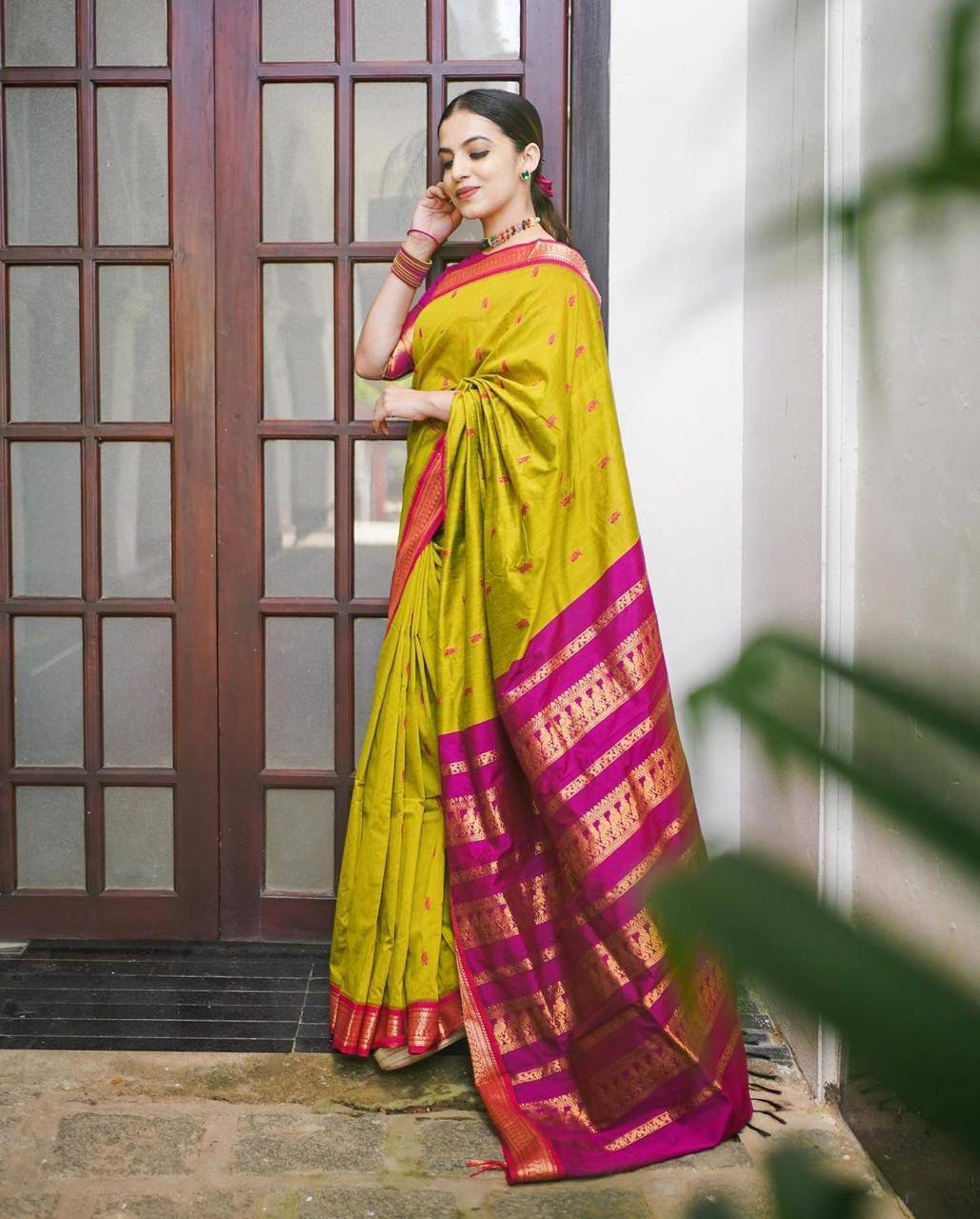 Royal Olive Green Silk Saree with Pink Contrast Zari Pallu | Premium Wedding & Festive Wear